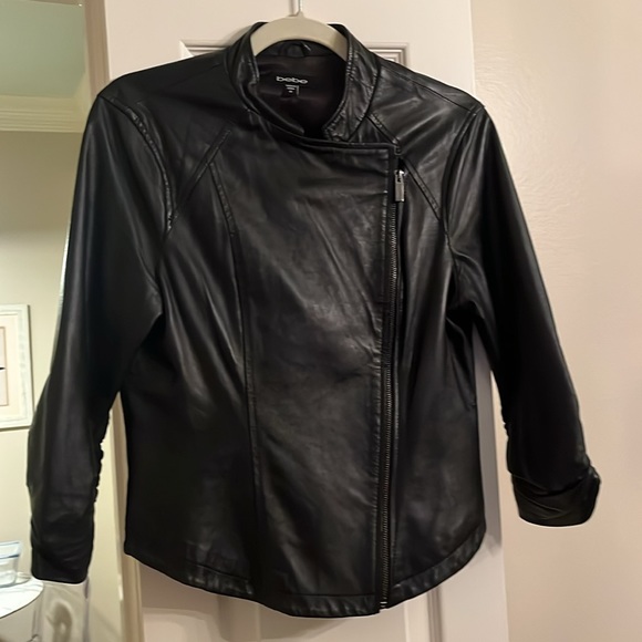 EUC Sz M Bebe black cropped leather sideways zip front ¾ ruched sleeve jacket - Picture 7 of 7